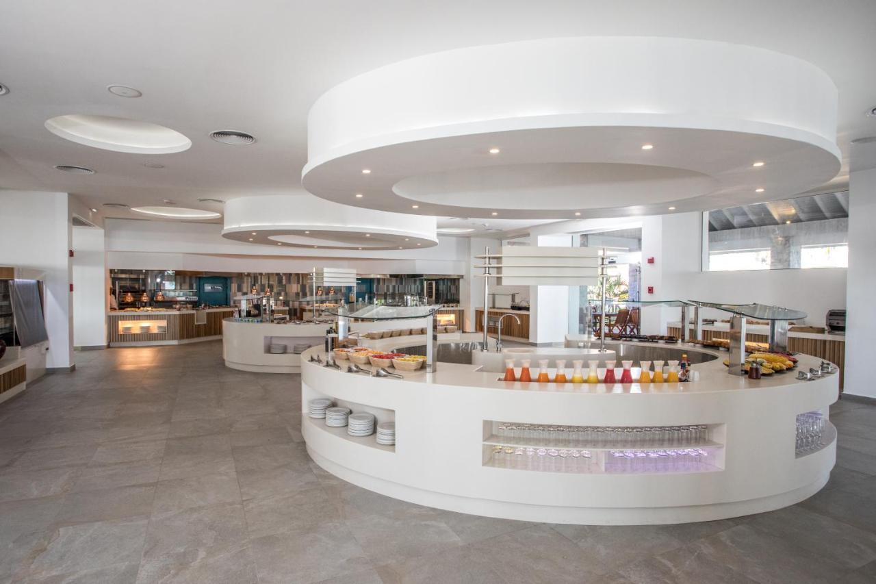 Majestic Elegance Punta Cana (Adults Only) Exterior foto The buffet at the airport