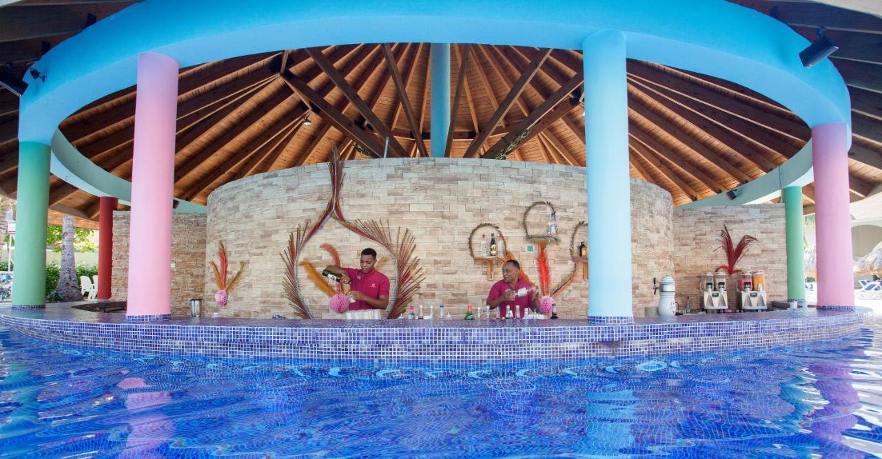 Majestic Elegance Punta Cana (Adults Only) Exterior foto The pool at the resort