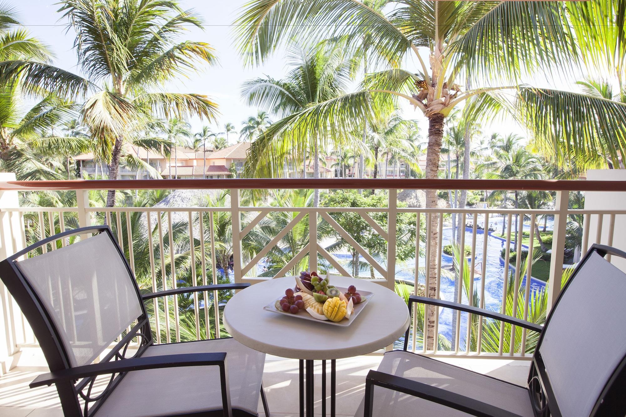 Majestic Elegance Punta Cana (Adults Only) Exterior foto A balcony at the Atlantis Paradise Island