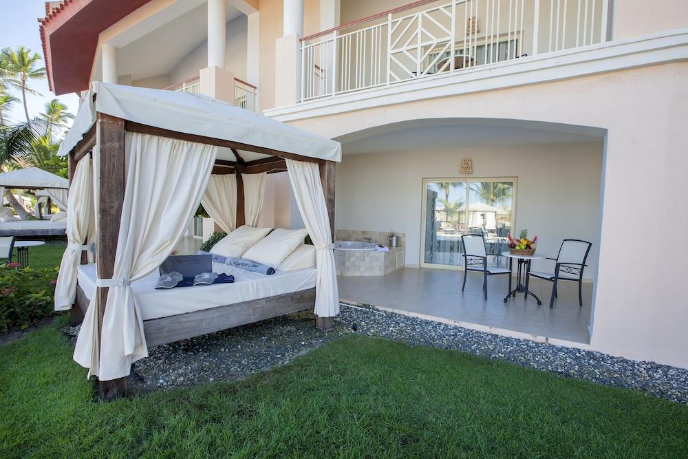 Majestic Elegance Punta Cana (Adults Only) Exterior foto A pergola in a hotel