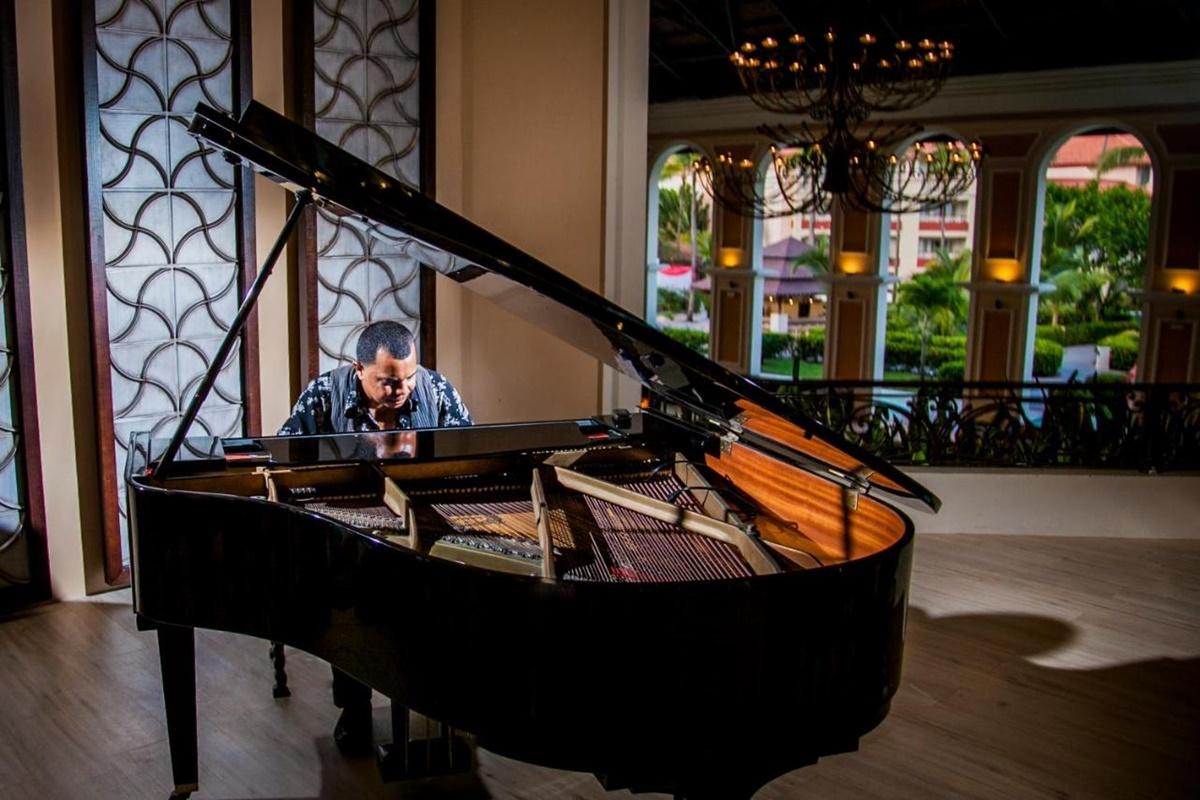 Majestic Elegance Punta Cana (Adults Only) Exterior foto A piano player at the lobby of the Four Seasons Hotel, Los Angeles
