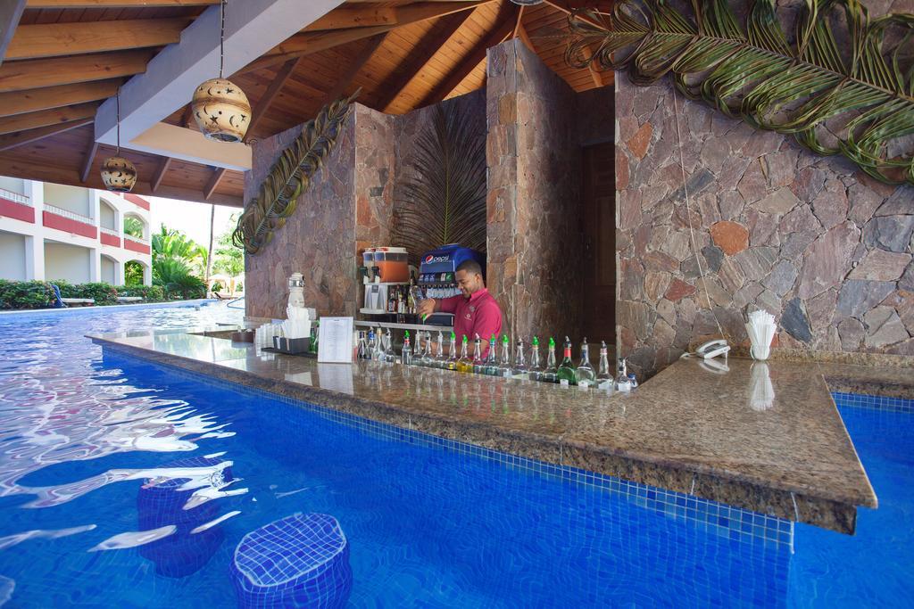 Majestic Elegance Punta Cana (Adults Only) Exterior foto Swim-up bar at a resort in Cancun, Mexico