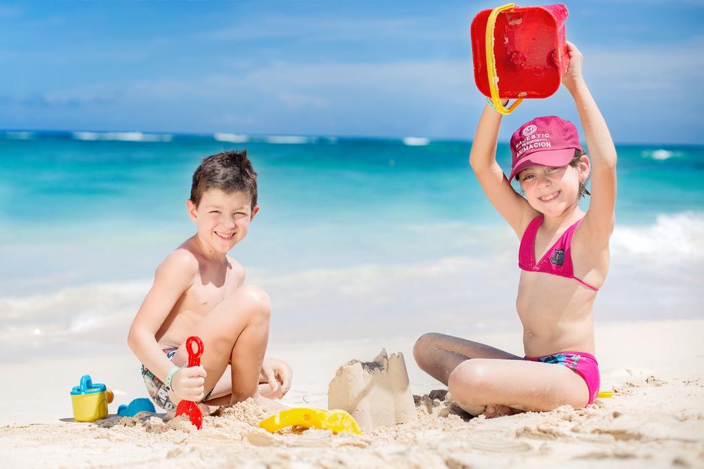 Majestic Elegance Punta Cana (Adults Only) Exterior foto Children playing on the beach